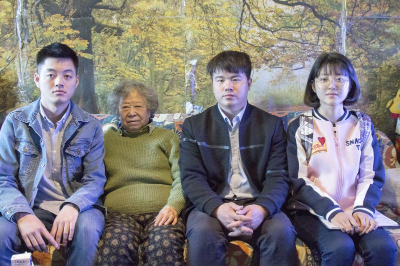 青年教师、员工与老教授合影