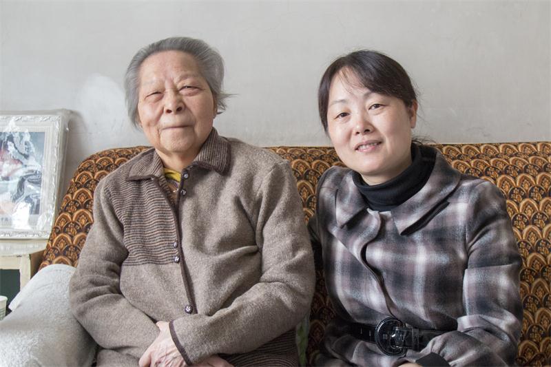 邓宝教授年逾八十依旧精神抖擞