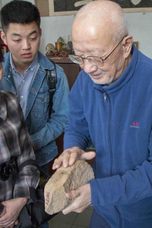 闫嘉祺教授为青年员工讲述自己的发现